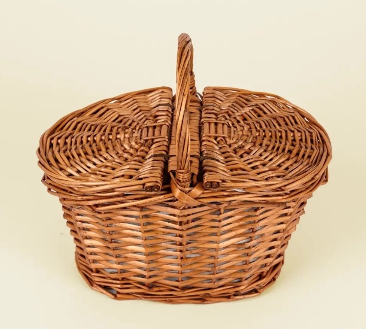 Dinette en metal dans panier en osier