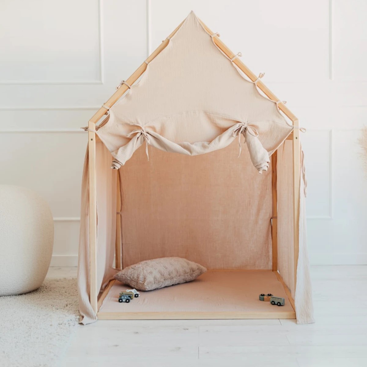 Cabane de jeu en bois et mousseline 106 x 106 x 150 cm, store enroulable — Beige