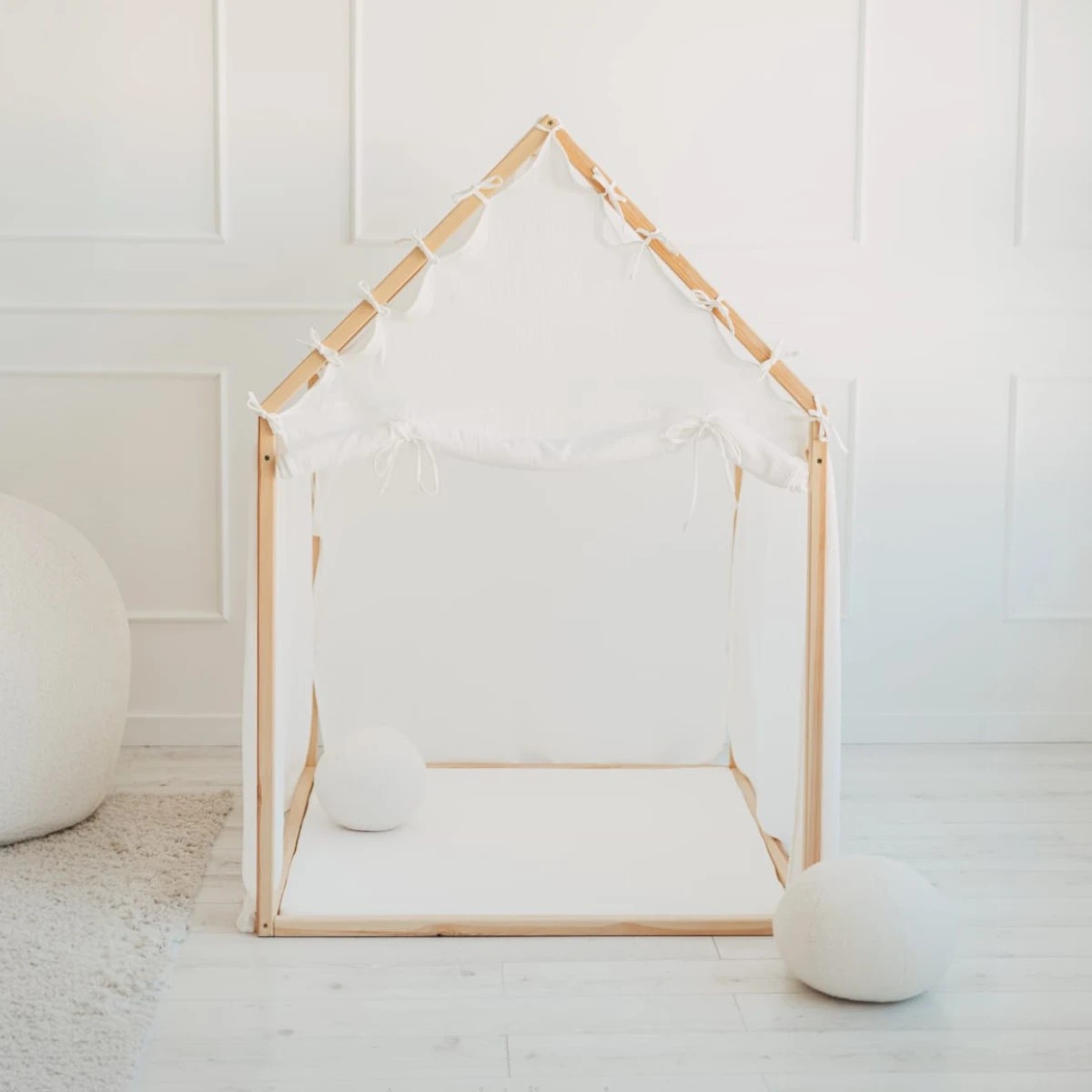 Cabane de jeu en bois et mousseline 106 x 106 x 150 cm, store enroulable — Blanc